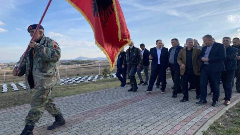 ​Gucati bën homazhe në Marinë dhe te varrezat e familjes Jashari në Prekaz