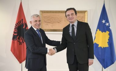 Kurti, priti në takim lamtumirës Ambasadorin e Shqipërisë në Kosovë, Qemal Minxhozi
