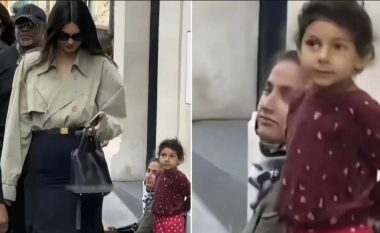 Fotografia që po ngjall reagime: Kendall Jenner me veshje luksoze rrugëve të Parisit ndërsa një vajzë e vogël lypsare e shikon me lakmi