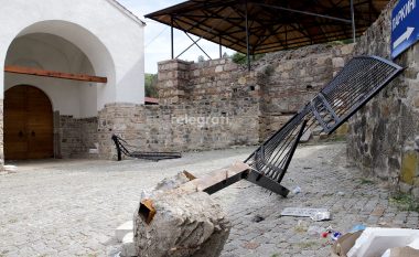 Zyrtari i BE-së vizitoi Manastirin e Banjskës pas sulmit terrorist të 24 shtatorit