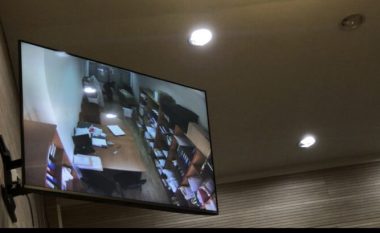 Ish-zyrtari policor përballet me video-incizime të momentit kur dyshohet se lëvizi mostrat për një tender 730 mijë euro