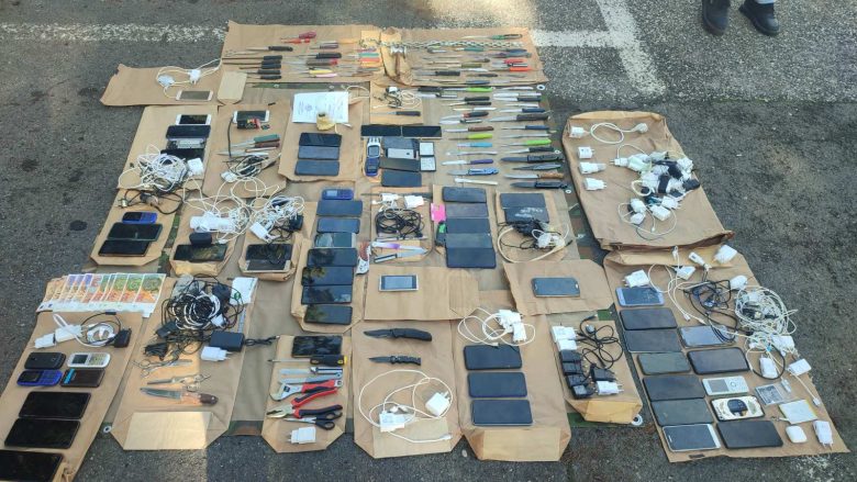 Bastisje në burgun e Idrizovës, janë gjetur 82 thika, 63 celularë, drogë…