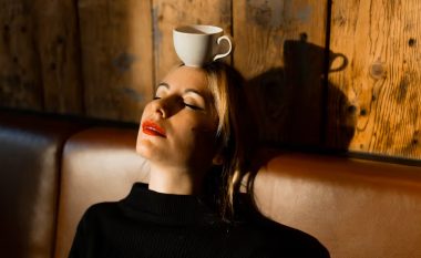 Pse duhet të pini më shumë kafe, nëse harroni shpejt
