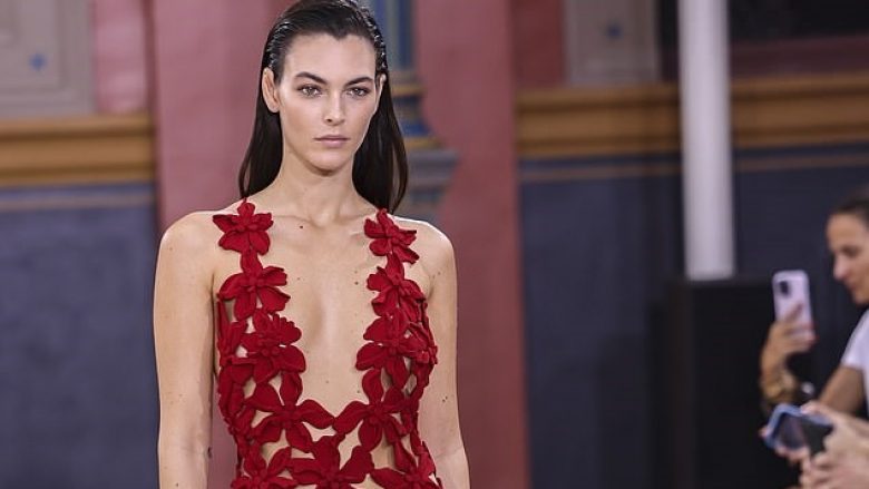 Vittoria Ceretti mahnit publikun me një fustan të kuq të ndezur në pistën e “Valentino” gjatë Javës së Modës në Paris