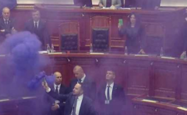 Seanca e Kuvendit të Shqipërisë mbyllet mes tymit e karrigeve të përmbysura, mazhoranca miraton projektligjet