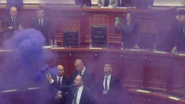 Seanca e Kuvendit të Shqipërisë mbyllet mes tymit e karrigeve të përmbysura, mazhoranca miraton projektligjet