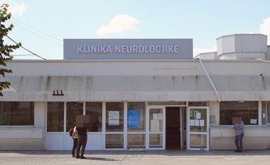 Vdes një person në Klinikën e Neurologjisë në QKUK