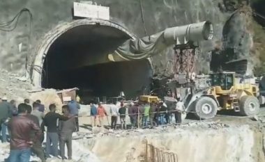 Pas shembjes së pjesshme të një tuneli në Indi, mbesin të ngujuar 40 punonjës – ekipet e shpëtimit në kërkim të tyre