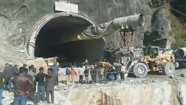 Pas shembjes së pjesshme të një tuneli në Indi, mbesin të ngujuar 40 punonjës – ekipet e shpëtimit në kërkim të tyre