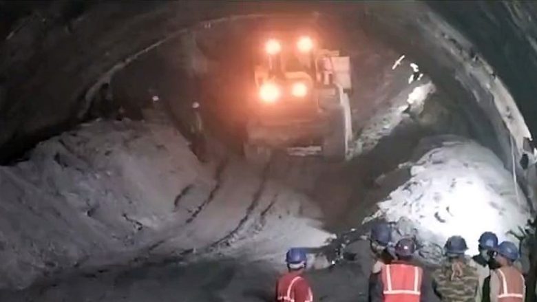 Pas shembjes së tunelit dhe ngujimit të 40 punonjësve, autoritetet indiane vazhdojnë operacionin e shpëtimit