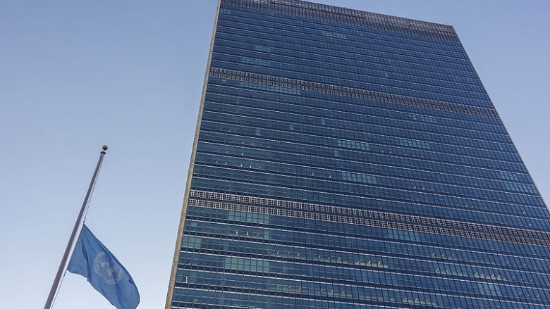 Flamujt e OKB-së në gjysmë shtizë në kujtim të stafit të vrarë në Gaza
