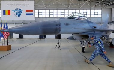 Nga teoria në praktikë, hapet qendra e trajnimit për pilotët ukrainas në Rumani – atje do të mësohen të pilotojnë aeroplanët F-16