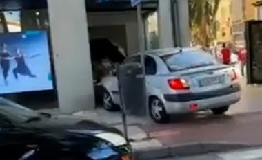 U nervozua se nuk arriti të tërheq para, burri në Malaga të Spanjës e godet me veturë bankomatin
