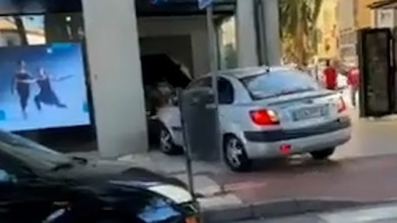 U nervozua se nuk arriti të tërheq para, burri në Malaga të Spanjës e godet me veturë bankomatin