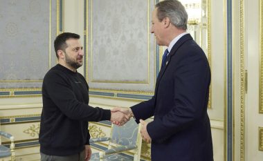“Doja që kjo të ishte vizita ime e parë”, shefi i diplomacisë britanike i premton Zelenskyt vazhdimin e mbështetjes ushtarake për Ukrainën