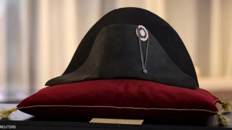 Kapelja e Napoleon Bonapartit do të dalë në shitje në ankand në Paris, vlerësohet nga 600 deri në 800 mijë euro