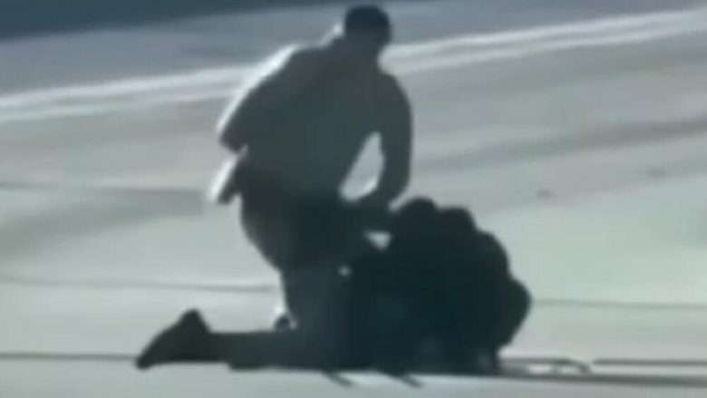 U “orvatën” në asfalt, momenti kur polici amerikan shkrep plumbin që ishte fatal për 34-vjeçarin – familja e viktimës kërkon drejtësi