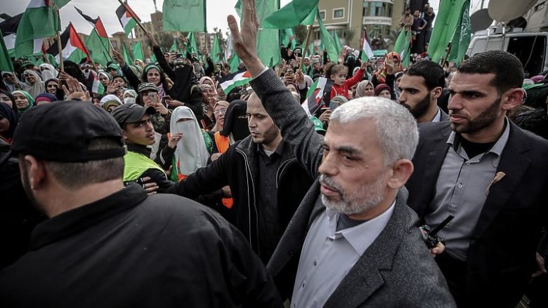 Udhëheqësi i Hamasit takoi pengjet izraelitë në tunelet e Gazës, foli me ta në gjuhën hebraike