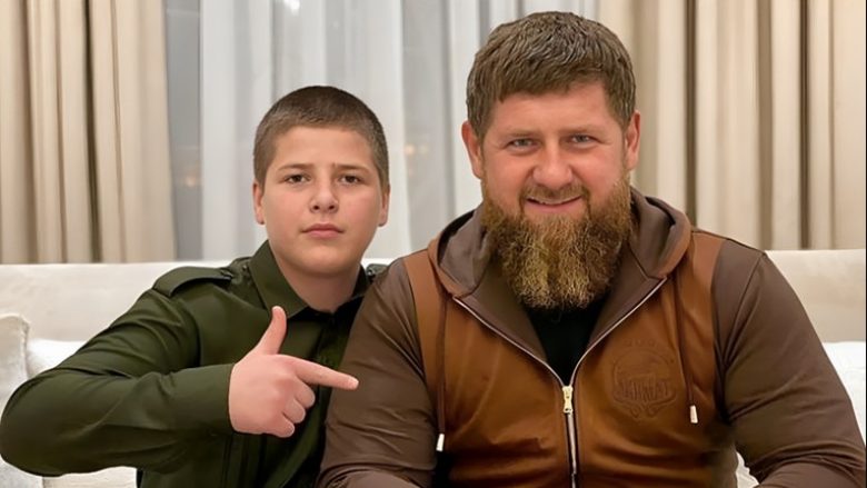 Ndodh edhe kjo, djali 16-vjeçar i Ramzan Kadyrov emërohet vëzhgues në batalionin e ushtrisë ruse