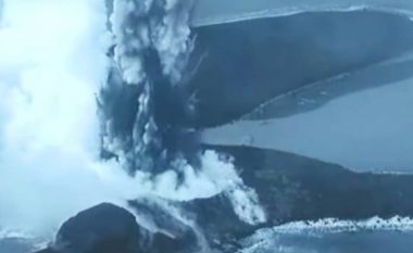 Filmohet momenti i shpërthimit të një vullkani në Japoni