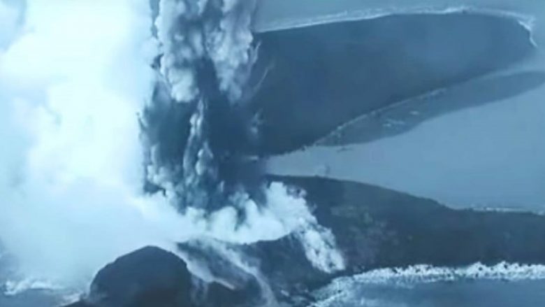 Filmohet momenti i shpërthimit të një vullkani në Japoni