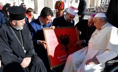 Klerikët fetarë shqiptarë vizitojnë Vatikanin, i dhurojnë Papa Françeskut simbolin kombëtar