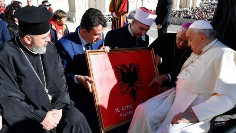 Klerikët fetarë shqiptarë vizitojnë Vatikanin, i dhurojnë Papa Françeskut simbolin kombëtar