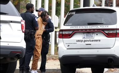 Dramë në Washington, arrestohet burri me armë pranë Capitol Hill – iu gjet një pushkë automatike AR-15