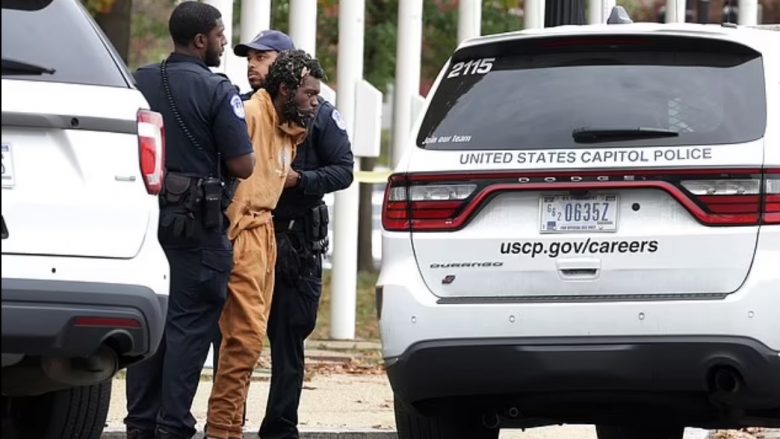 Dramë në Washington, arrestohet burri me armë pranë Capitol Hill – iu gjet një pushkë automatike AR-15