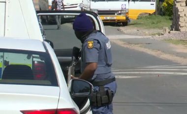 U ndalën për ta ndërruar gomën, grabitësit e armatosur detyrojnë truprojat të shtrihen në tokë – plaçkitin ministren e Afrikës së Jugut