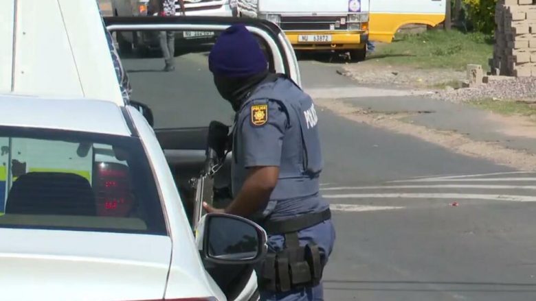 U ndalën për ta ndërruar gomën, grabitësit e armatosur detyrojnë truprojat të shtrihen në tokë – plaçkitin ministren e Afrikës së Jugut