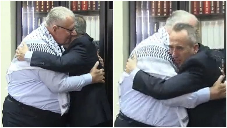 I dënuari për krime lufta nga Haga, Shesheli u takua me ambasadorin e Palestinës – palët shkëmbyen përqafime