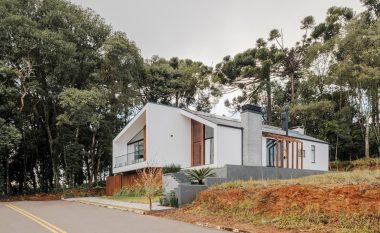 Një shtëpi moderne njëkatëshe që tregon bukurinë e thjeshtësisë