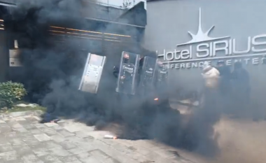 PSD hedh gaz lotsjellës para objektit ku po qëndron Trendafilova