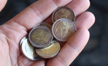 Në një bankë në Prishtinë deponohen para të falsifikuara, monedha 2 euro në vlerë mbi 500 euro