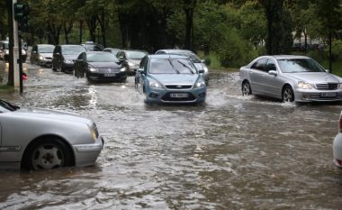 Stuhia në Shqipëri, përmbytje rrugësh në Tiranë e qytete të tjera