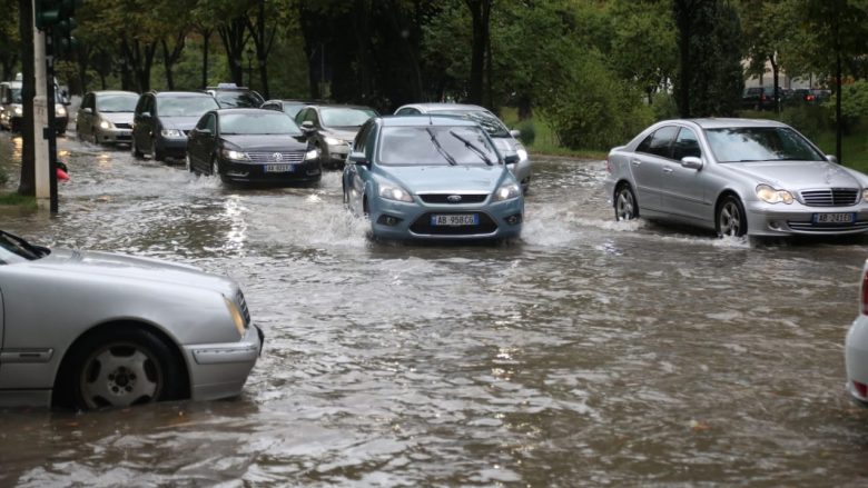 Stuhia në Shqipëri, përmbytje rrugësh në Tiranë e qytete të tjera