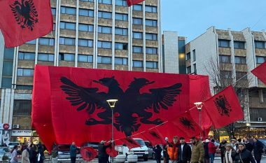 Nën petkun kuq e zi – Prishtina dhe Tirana festojnë 28 Nëntorin