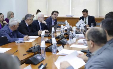 Opozita përplaset me Muratin për projektbuxhetin 2024, e akuzon se po përkrahen vetëm komunat e udhëhequra nga pushteti