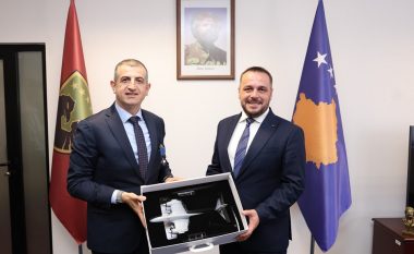 Pronari i kompanisë “Baykar” viziton Kosovën pas blerjes së dronëve – dekorohet me medalje “Shërbim të Shquar”
