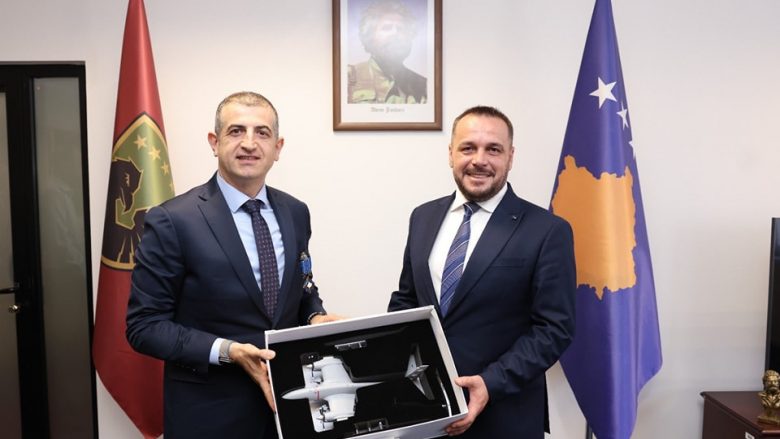 Pronari i kompanisë “Baykar” viziton Kosovën pas blerjes së dronëve – dekorohet me medalje “Shërbim të Shquar”