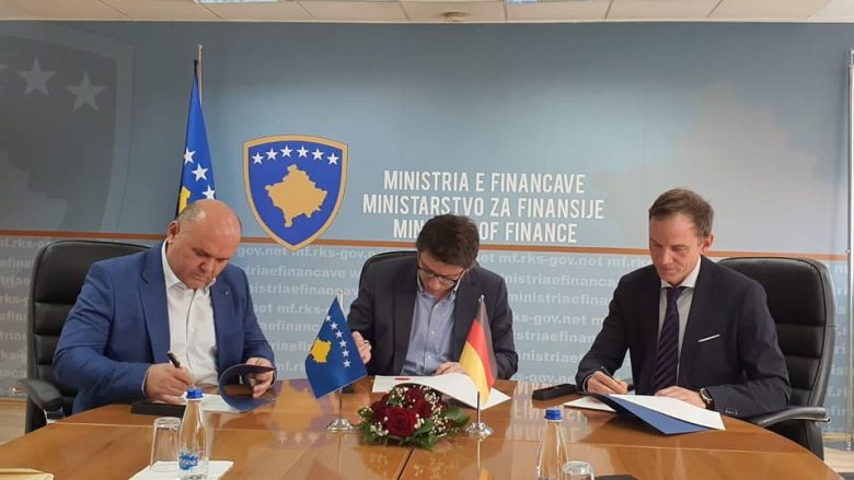 Ministria e Financave nënshkruan marrëveshje 13.2 milionë euro për rehabilitimin  e ujërave të zeza