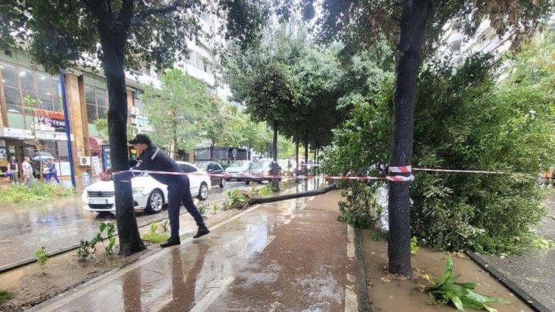 Përmbytje në disa qytete të Shqipërisë pas stuhisë, zjarrfikësit dhe ushtria në terren
