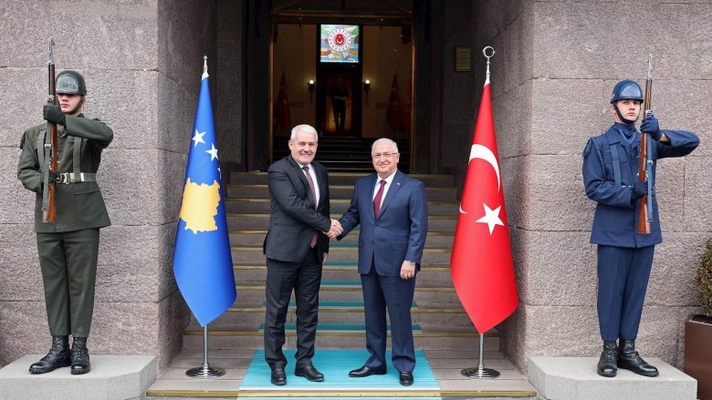 Sveçla takon ministrin e Mbrojtjes së Turqisë – flasin për situatën e sigurisë në Kosovë