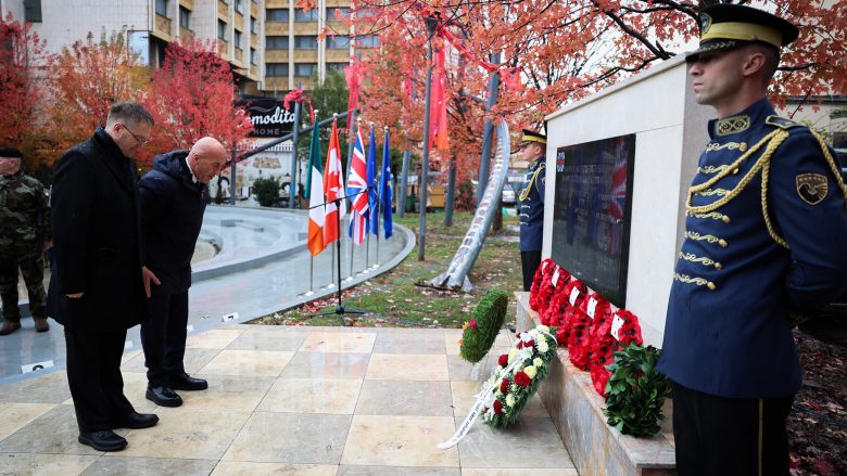 Haradinaj nderon ushtarët britanikë të rënë në Kosovë