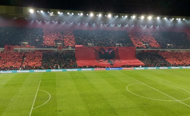 Tifozët shfaqin një flamur gjigant të Shqipërisë në tribunën ballore të stadiumit