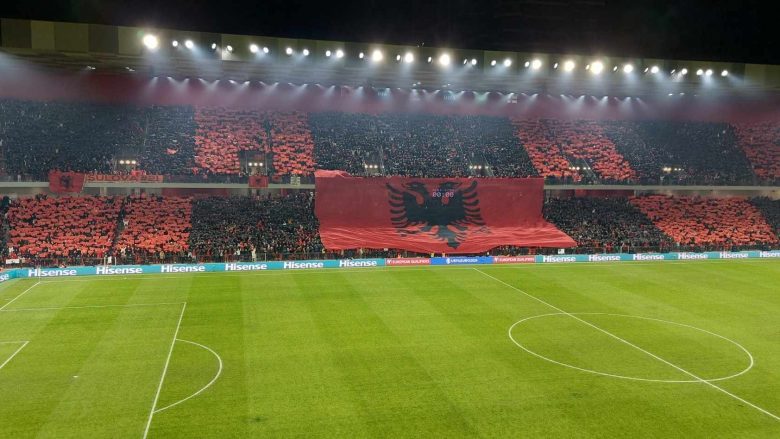 Tifozët shfaqin një flamur gjigant të Shqipërisë në tribunën ballore të stadiumit