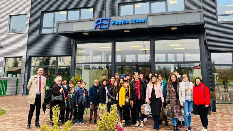 Nxënësit dhe mësuesit e Shkollës Finlandeze në Çanakala eksplorojnë modelet arsimore në Shkollën Finlandeze të Kosovës
