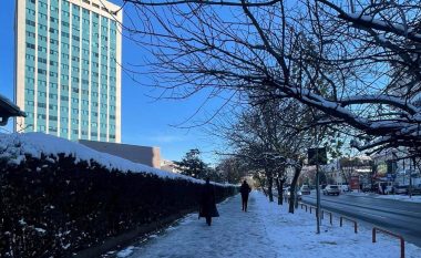 “Po testojmë sa munden qytetarët me ec në trotuare me akull” – këshilltari i Konjufcës ironizon me Komunën e Prishtinës për mospastrimin e trotuareve