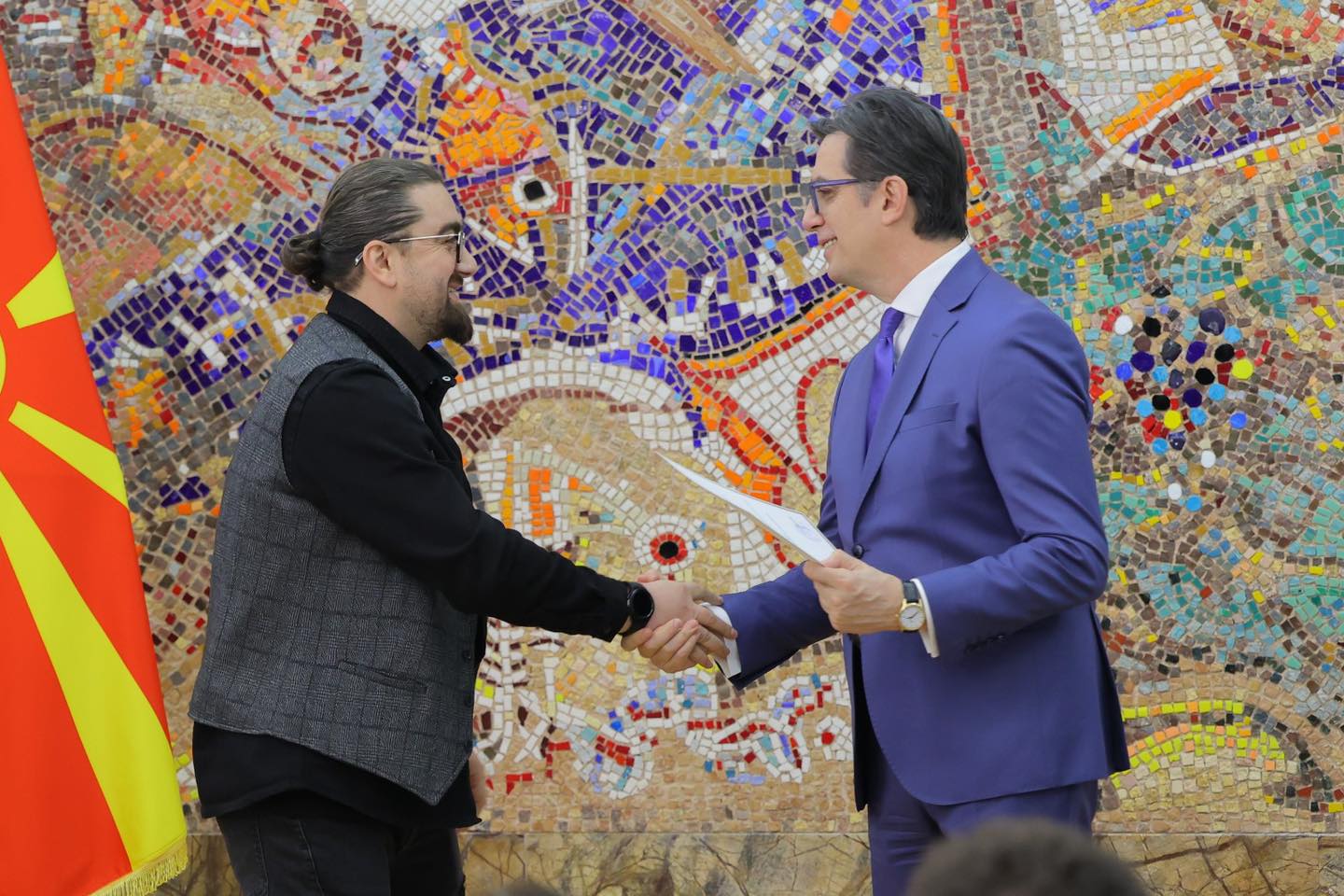 Presidenti i Maqedonisë ndau çmimet “Të rinjtë e suksesshëm”, shqiptari Qëndrim Rijani mirënjohje për arritjet në kulturë